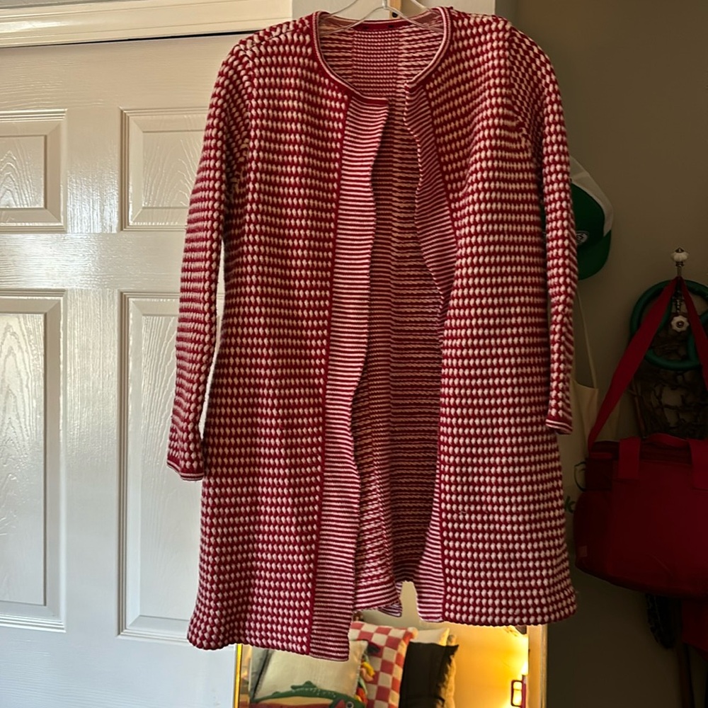 White and red cardigan‎